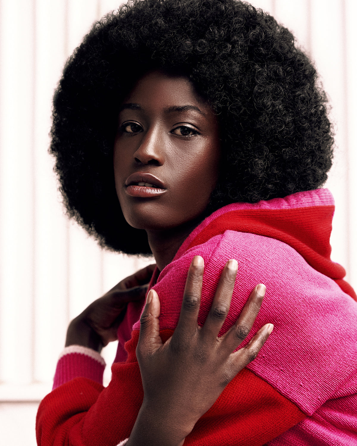 PULL COLANI à capuche en laine mérinos et cachemire | ROSE ROUGE