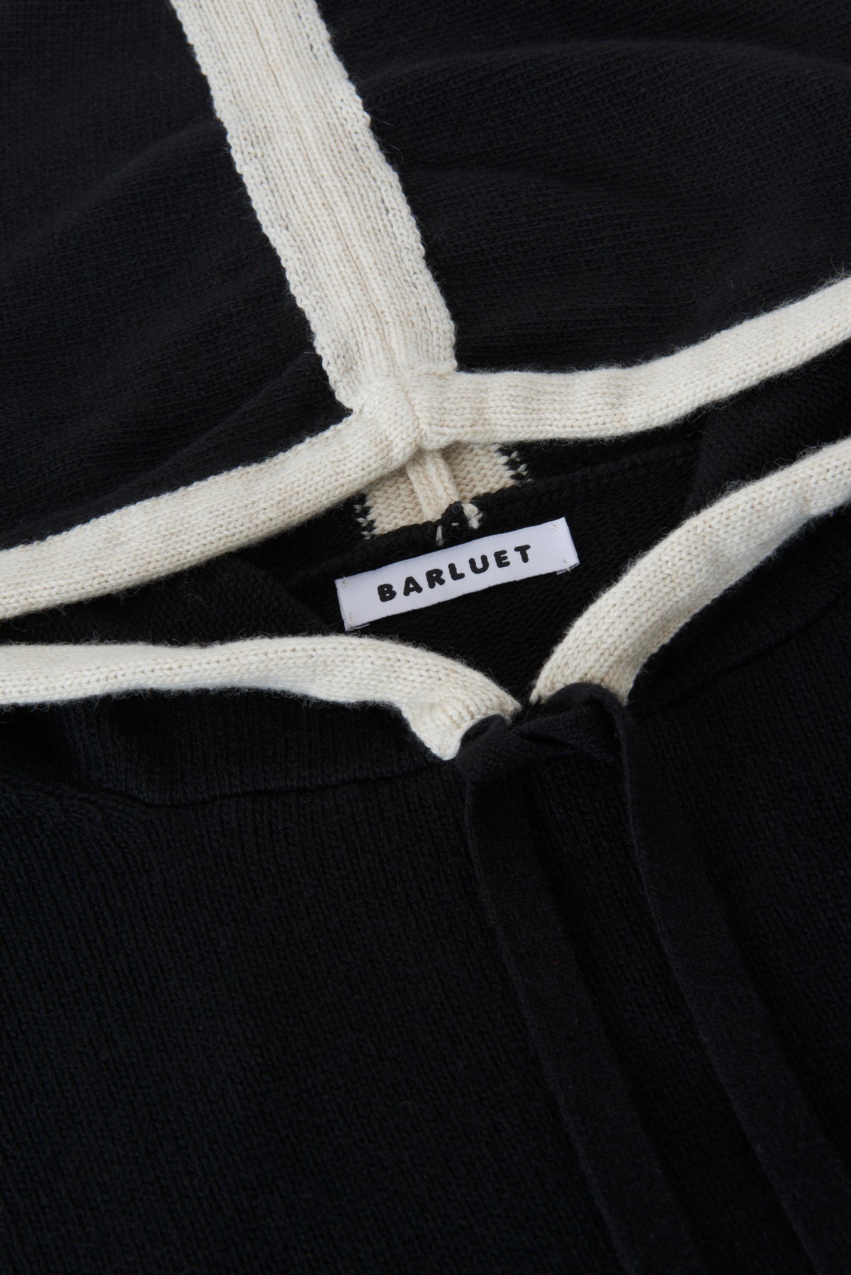 PULL COLANI à capuche en laine mérinos et cachemire | NOIR BLANC