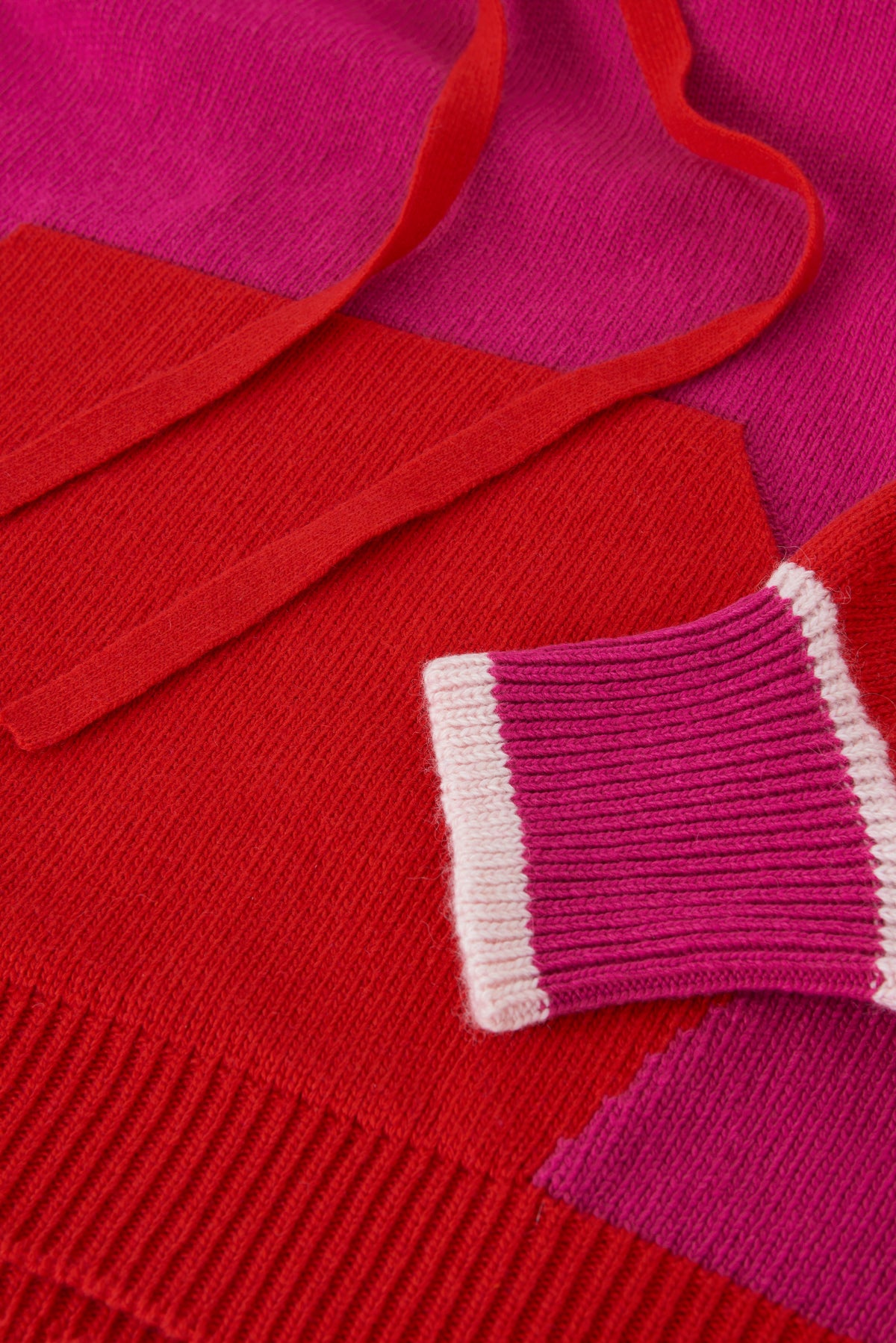 PULL COLANI à capuche en laine mérinos et cachemire | ROSE ROUGE
